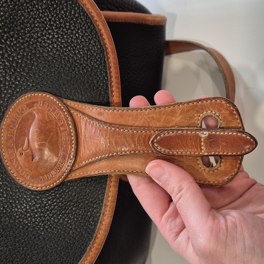 Vintage Classic Black and Tan Leather Shoulder Bag Crossbody Bag - Picture 17 of 17
